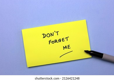 Don't Forget Me Written On A Note Pad.