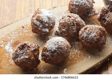 Donut Or Doughnut Holes, Deep Fried And Coated With Cinnamon, Powdered Sugar And Served With Vermont Maple Syrup And Crispy Bacon. Classic American Restaurant Breakfast Or Brunch Favorite.