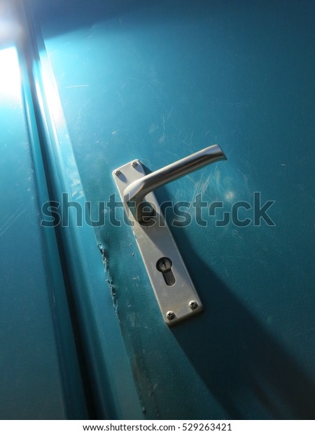 door handle break\
in