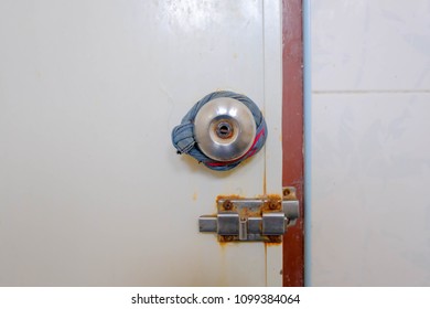 Bilder Stockfotos Und Vektorgrafiken Broken Front Door