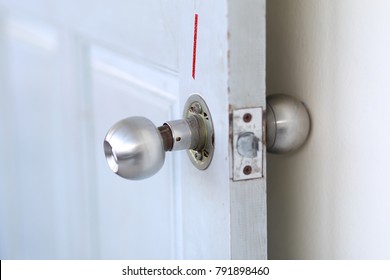 Imagenes Fotos De Stock Y Vectores Sobre Broken Door Lock