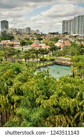 São José Dos Campos, Sao Paulo / Brazil - 12/10/2018 - View Of The Artificial Wave Pool Of Thermas Do Vale Water Park And The City On Children's Day