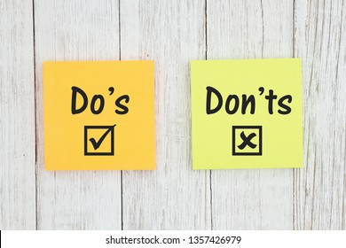 Do's and Don'ts for grammar on two sticky notes  on weathered whitewash textured wood