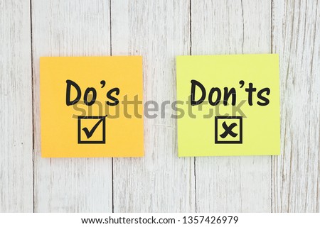 Do's and Don'ts for grammar on two sticky notes  on weathered whitewash textured wood