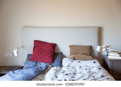 Una cama doble con