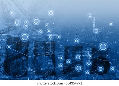 Doppelbelichtete blaue Tongeld-Münzen und Bank auf Stadthintergrund. Mit Verbindungsleitung für globales Netzwerk-Konzept.