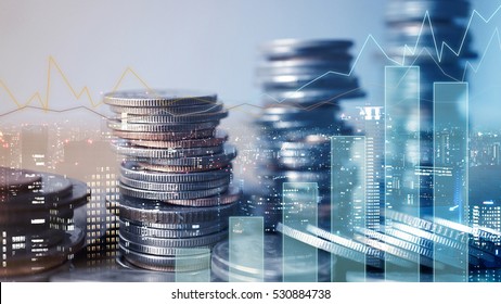 Doppelexposition von Graphen und Reihen von Münzen für das Finanz- und Geschäftskonzept