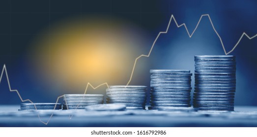 Doppelte Risikoposition von Geldmünzen, Börsen- oder Devisenhandelsdiagrammen und Candlestick-Diagrammen, die für das Finanzinvestitionskonzept geeignet sind. 