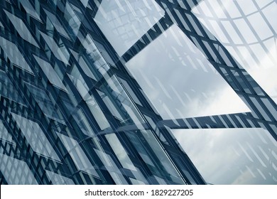Doppelbelichtungsfoto der Verglasung. Fenster des High-Tech-Gebäudes. Abstrakte moderne Architektur. Geometrischer Hintergrund von Rahmen. Polygonales Muster von transparenten Tafeln in diagonaler Perspektive.