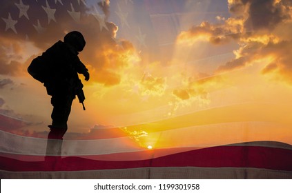 Doppelexposition Silhouette of Soldier auf der Flagge der Vereinigten Staaten in Sonnenuntergang für Veterans Day ist ein offizieller Feiertagshintergrund der USA, Kopienraum.