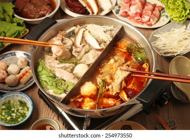  Double flavor hot pot on the table