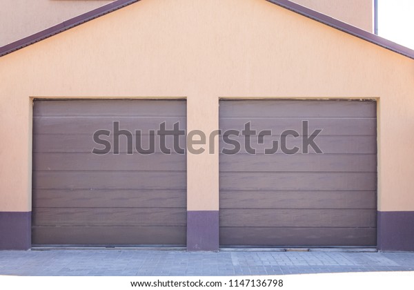\
Double gates to the\
garage