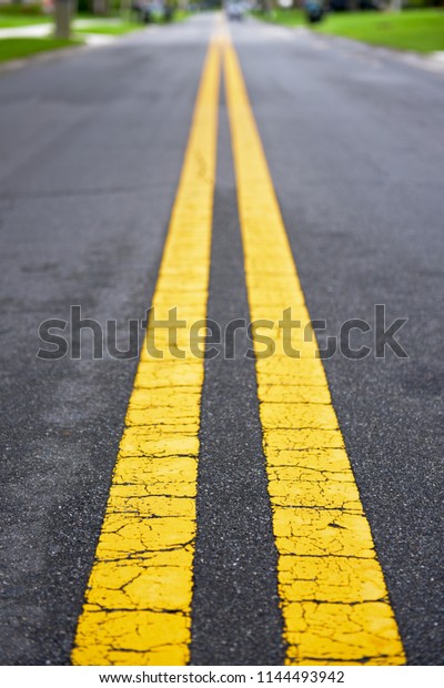 Double yellow loan road\
stripes