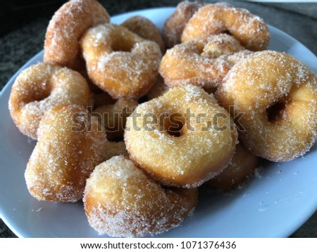 dougnut with sugar