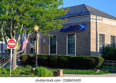 Downers Grove, IL USA - August 3, 2022: US Post Office Downtown Downers Grove On A Beautiful, Sunny Morning With The US Flag And Street Light Post.