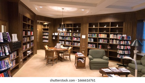 DOWNERS GROVE, ILLINOIS / USA - AUGUST 31, 2017: Large Library In The Oak Trace Retirement Community Building. 