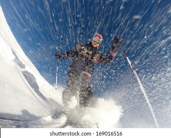 Esquí alpino cuesta abajo a alta velocidad sobre nieve en polvo. Tomada con GoPro 3 montada directamente en la pista de esquí. Modelo lanzado.