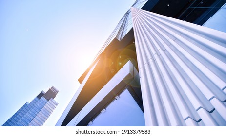 Die Architektur des Geschäftsviertels im Stadtzentrum. Glasreflektierende Bürogebäude auf blauem Himmel und Sonnenlicht. Wirtschaft, Finanzen, Business Activity Konzept.