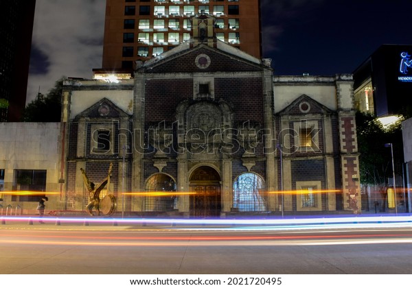 Downtown Mexico city\
with light painting\
cars