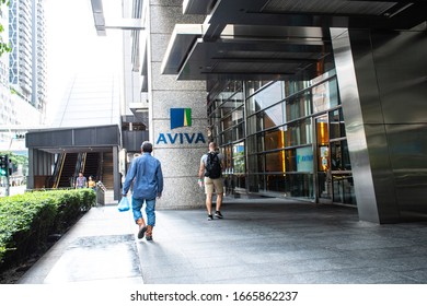 Downtown Singapore - February 15, 2020 :  Street View From The Front Side Of The Lobby's Office Of AVIVA Insurance Company In Singapore And People Walk Pass.