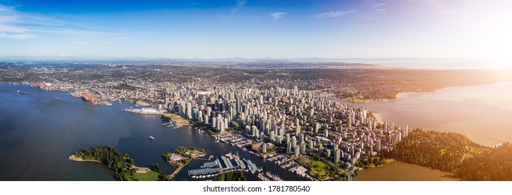 Centro de Vancouver, Columbia Británica, Canadá. Vista panorámica aérea de la ciudad urbana moderna, el parque Stanley, el puerto y el puerto. Vista desde el avión arriba durante un día soleado.