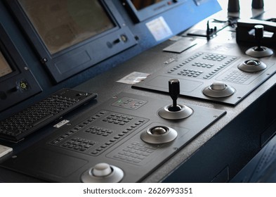 DP console with DP joystick and reference system