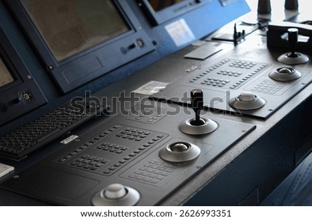 DP console with DP joystick and reference system