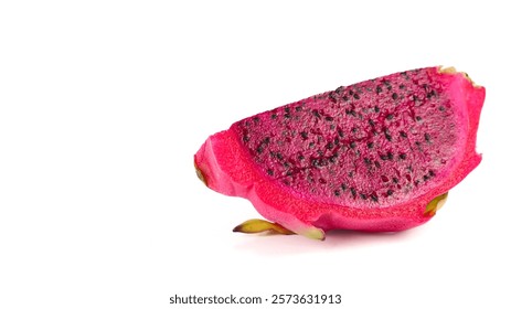 La fruta del dragón, también conocida como pitaya, corta la pulpa de color rosa magenta con pequeñas semillas negras, frutas tropicales. - Aislado sobre fondo blanco