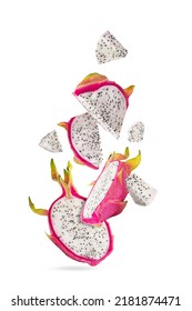 Frutos de dragón (o pitaya) flotando en el aire aislado sobre fondo blanco. Levitación o concepto de alimentos de gravedad cero