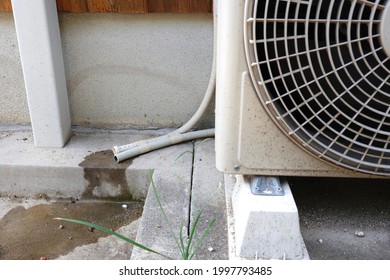 A drain hose that drains condensation water from an air conditioner.