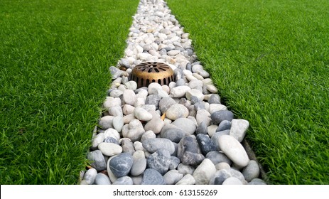 Drainage from artificial turf into the roof drain, which is decorated around the gravel.