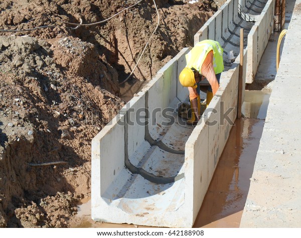 Drainage Work By Construction Workers Construction Foto stock 642188908 ...