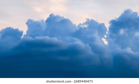 Dramáticas nubes azules llenan