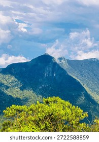 Dramatic mountain cliffs at World’s End, Sri Lanka, surrounded by dense green forest and soft clouds. Iconic viewpoint in Horton Plains showcasing the raw beauty of Sri Lanka’s highlands.