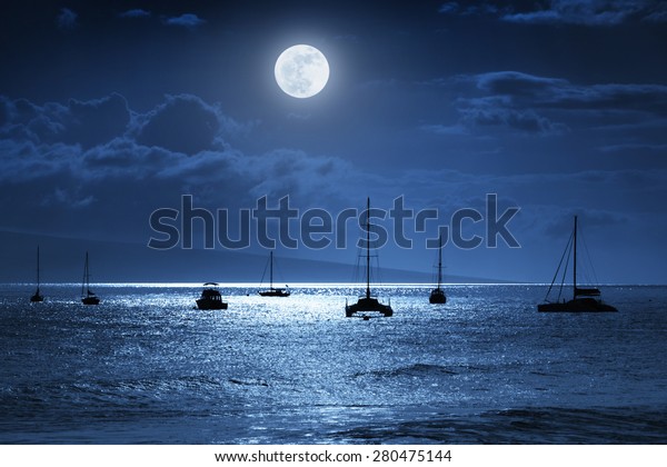 ハワイのマウイの静かな海波の上に 深夜の青い空と明るい満月を描いたドラマチックな夜の写真イラスト 素晴らしい旅行や休暇の背景になる の写真素材 今すぐ編集 ハワイのマウイの静かな海波の上に 深夜の青い空と明るい満月を描いたドラマチックな夜の写真イラスト 素晴らしい旅行や休暇の背景になる の写真素材 今すぐ編集