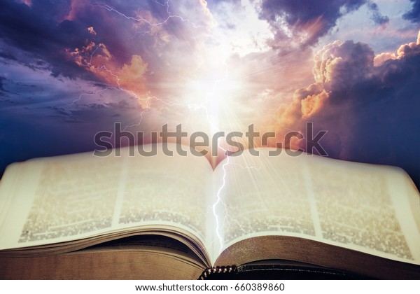 Ciel Spectaculaire Avec Bible Ouverte Photo De Stock Modifiable