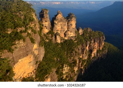 Dramatic View of the 3 Sisters Basking in a Warm Afternoon Glow, Blue Mountains, Australia
