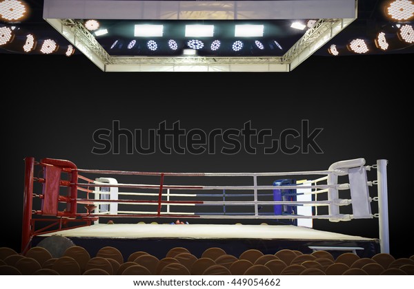 分離型暗い背景にスポットライトでスポットライトを当てたロープで囲まれた 通常のボクシングリングの赤い隅のドラマチックなビュー の写真素材 今すぐ編集