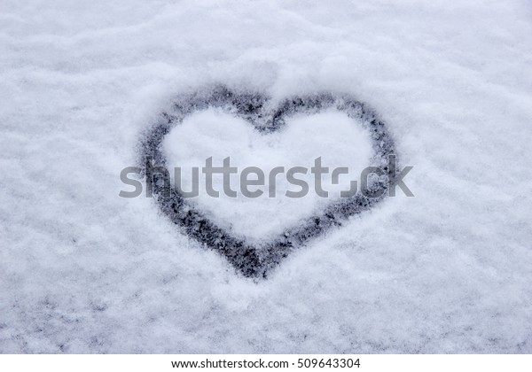 Drawing of a heart on the\
snowy window