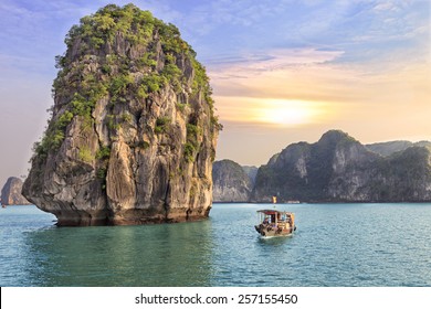 Traumhafter Sonnenuntergang zwischen den Felsen der Halong Bay, Vietnam
