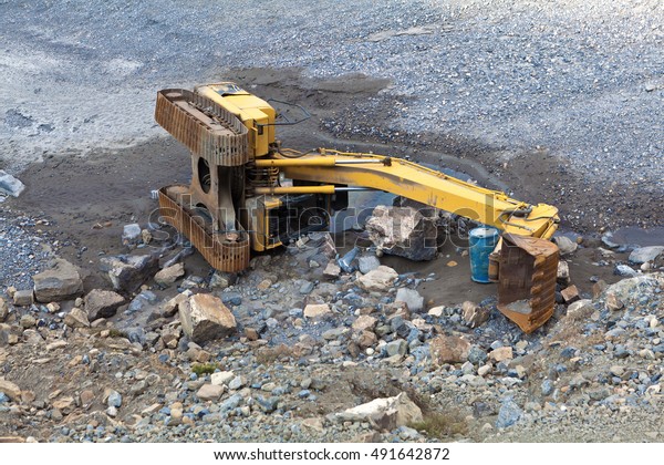 Dredge accident in stone\
quarry