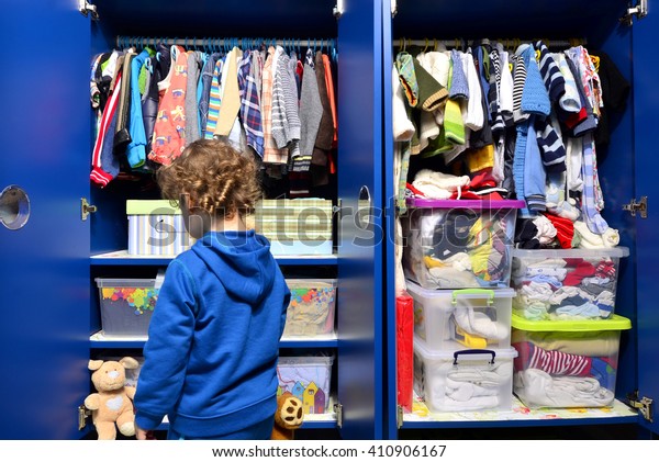 Le Dressing Pour Les Enfants Avec Photo De Stock Modifiable