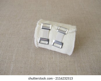 Dressing material, elastic bandage with bandage clamp
