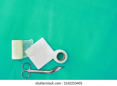 336 Medical equipment with dressing material Images, Stock Photos ...