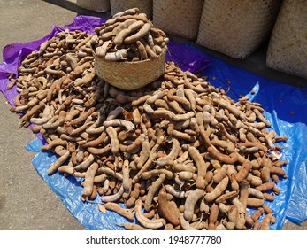 Dried beans with shells like broad beans sold at stalls (Morondava, Madagascar)