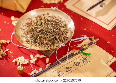 Dried dandelions with ancient Chinese traditional Chinese medicine herbs are placed on the weighing pan，