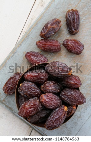 dried dates prepared