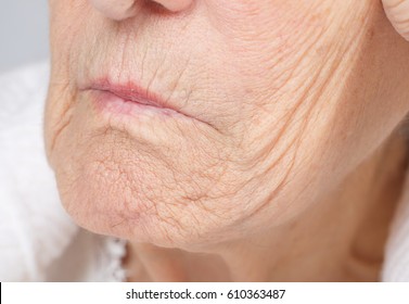 Getrocknete Lippen einer alten Frau.Nahaufnahme