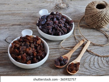 Dried Raisins Turkish And Spanish (Malaga). Turkish Raisins, Sultan Raisins Pitted . Raisins From Malaga With Stones. Dried Raisins On The Wood Backgraund