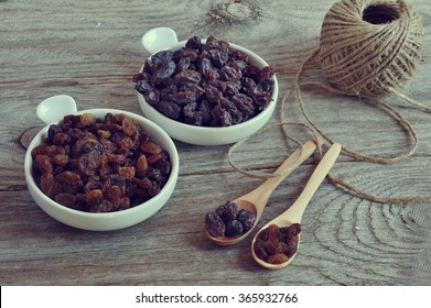 Dried Raisins Turkish And Spanish (Malaga). Turkish Raisins, Sultan Raisins Pitted . Raisins From Malaga With Stones. Dried Raisins On The Wood Backgraund